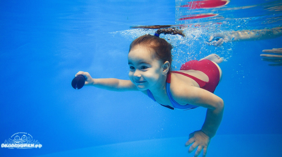 Ребёнок плавает в детском бассейне Аквапузики Одинцово
